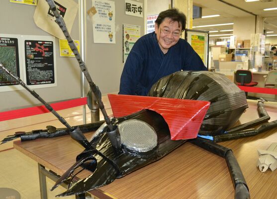 クビアカツヤカミキリの巨大オブジェと中島さん