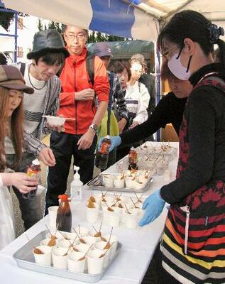 　山口県下関市で始まった「三つの日本一　ふく・くじら・あんこう祭り」でふるまわれたクジラの串カツ＝１日午後