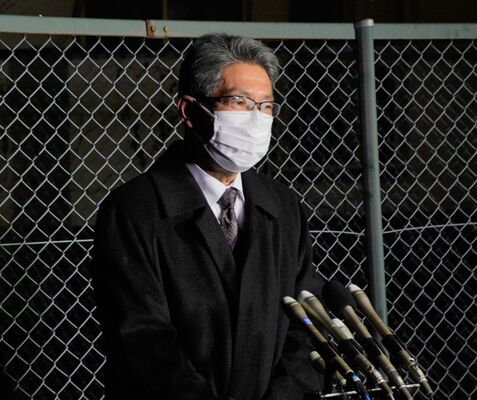閉廷後、報道陣の取材に答える遺族共同代表の毛塚さん＝20日午後、宇都宮市小幡１丁目
