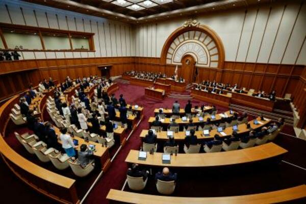 　「大阪都構想」の制度案を作る法定協議会の設置議案を可決した大阪市議会＝２７日午後