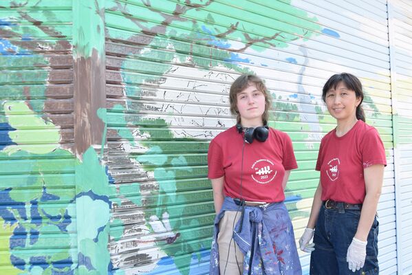 シャッターアートの制作に取り組む加藤さん（右）とレオ・ビルモンさん