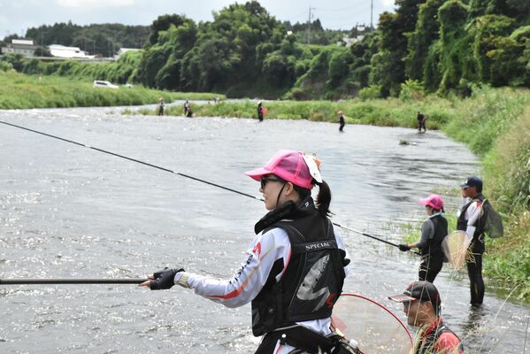 那珂川で開かれた女性を対象にしたアユ釣り大会
