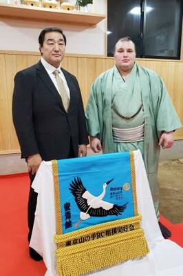 　化粧まわしの贈呈式に出席した大関安青錦（右）と安治川親方＝６日、東京都江東区の安治川部屋