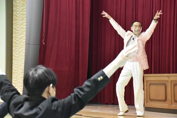 生徒たちにマツケンサンバⅡを教える真島さん