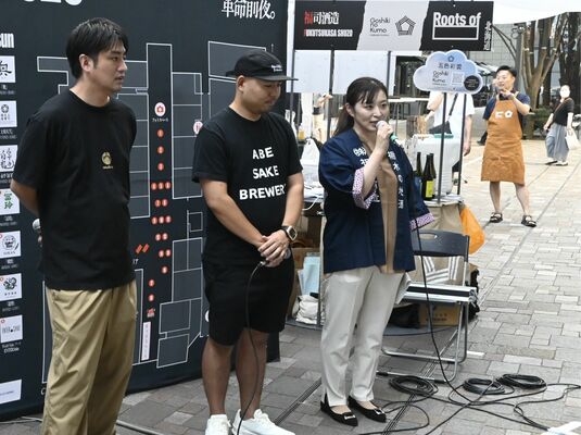 イベントで報道陣に意気込みを語る相良さん（右）＝17日午後、東京都内