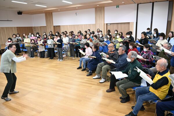 記念演奏会に向けて総勢100人で「土の歌」の練習に励む栃木合唱団の団員
