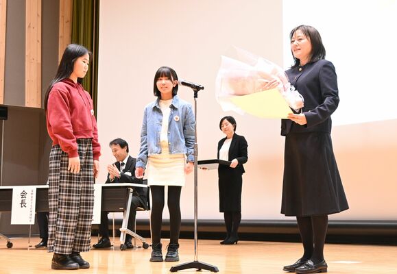 尾崎さん（右）の表彰式などが行われた記念式典