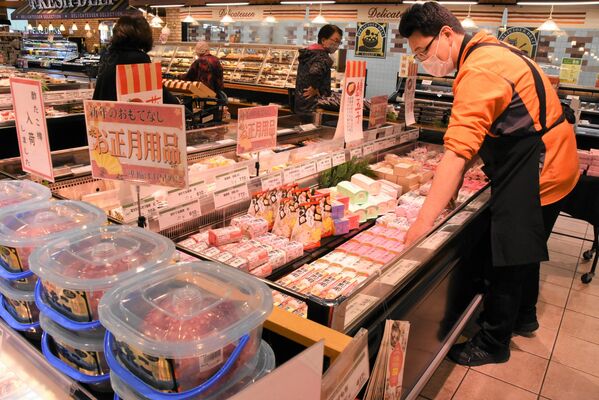 スーパーの一角に並ぶ正月食材。カニを中心に値上がりしている＝27日午前、宇都宮市平松本町