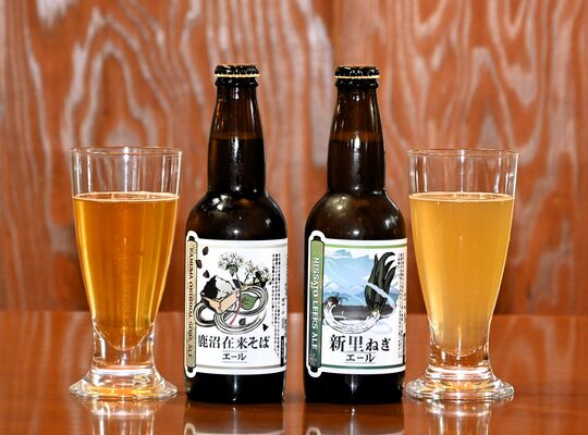 3月1日に発売される「鹿沼在来そばエール」(左)と「新里ねぎエール」