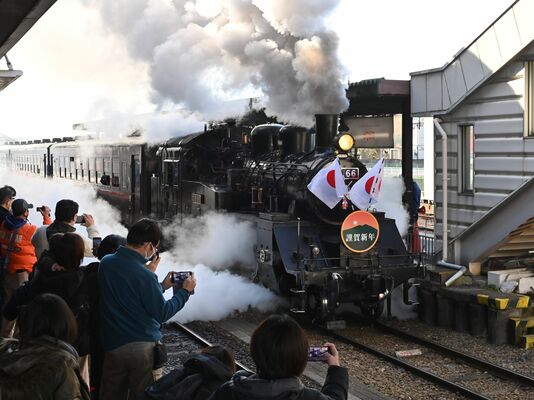 汽笛を響かせ、真岡駅を出発するＳＬ新年号＝７日午前11時13分、真岡市台町