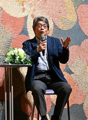 舞台あいさつする柏田さん＝19日午後、宇都宮市文化会館