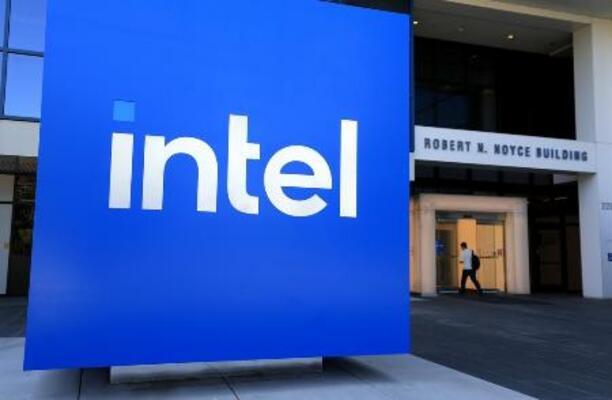 　米カリフォルニア州の本社にあるインテルのロゴ（ゲッティ＝共同）