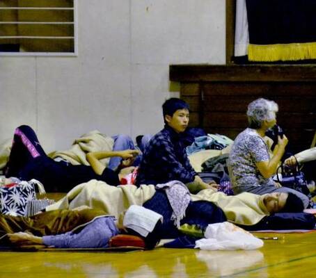 関東・東北豪雨で被災し、避難所の体育館で夜を過ごす地元住民ら＝２０１５年９月１０日未明、野木町友沼小