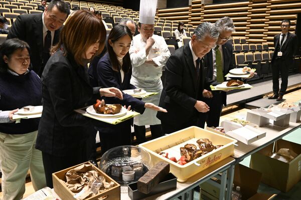 試作品企画部門の試食をする審査員ら