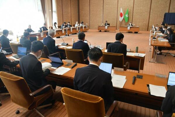 次期プランの素案について話し合った審議会=27日午前、県公館