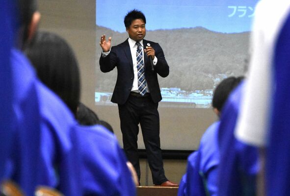 生徒の質問に答える岩崎さん