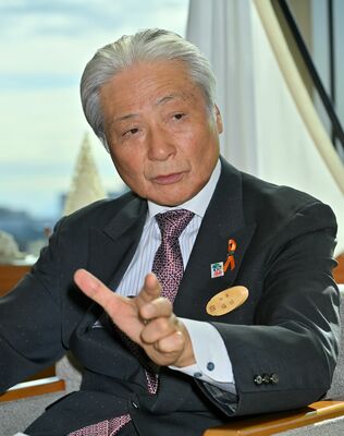 インタビューに答える福田知事＝県庁