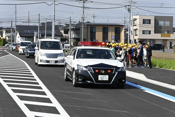 通り初めする車両（画像は一部加工しています）