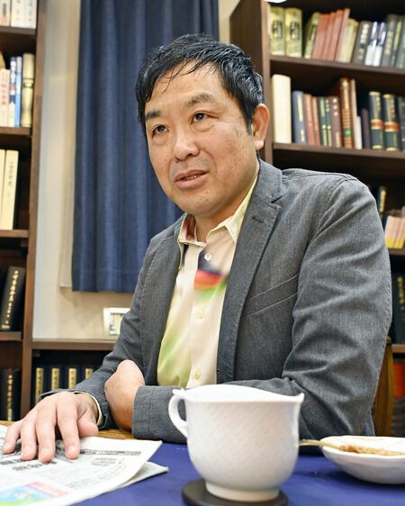 創作に新聞を活用するという門井さん＝2025年12月、大阪府内、森田大地撮影