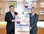 小山場所のポスターを手にする枝川親方（左）と浅野市長