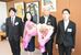 県農業大学校の学生からカーネーションを受け取った福田知事（右から２人目）と妻の喜江子さん（同３人目）＝10日午前、県庁