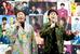 一緒に「さそり座の女」を歌う美川憲一(右)とコロッケ=東京都港区