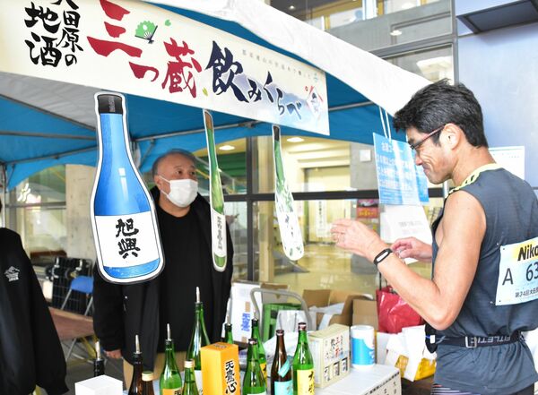 選手も地酒の試飲を楽しんだ「三つ蔵」のブース