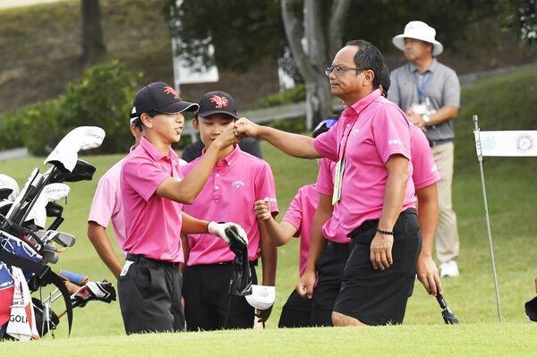 佐野日大の河内喜文ゴルフ部長（右）から激励される選手たち