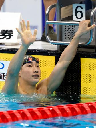 　男子２００メートル平泳ぎ決勝のレース後、声援に応える大橋信。日本歴代２位となる２分６秒５９で優勝した＝東京アクアティクスセンター