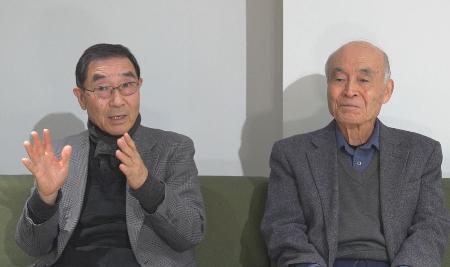 飯田市歴史研究所調査研究員の原英章さん（左）と「飯田市平和祈念館を考える会」代表の唐沢慶治さん＝２０２５年１月１１日、長野県飯田市