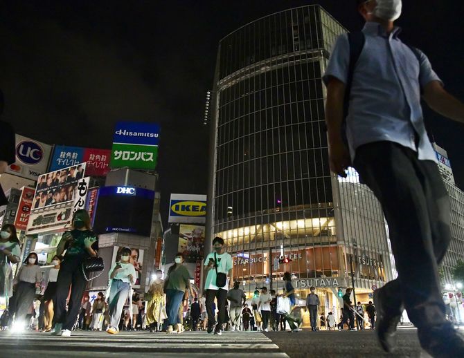 夜になり大型ビジョンが消えた後も減らない人流＝７月30日午後９時、東京都渋谷区