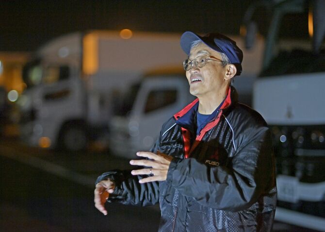 研究所内で行う実験について説明する野替さん＝2025年10月22日午後７時30分、さくら市鷲宿、磯真奈美撮影