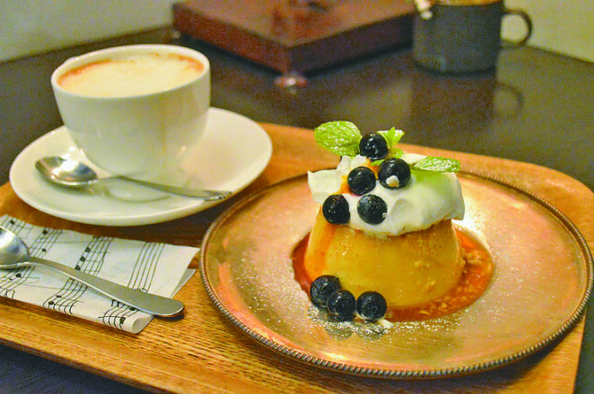 自家製プリンとロイヤルミルクティー