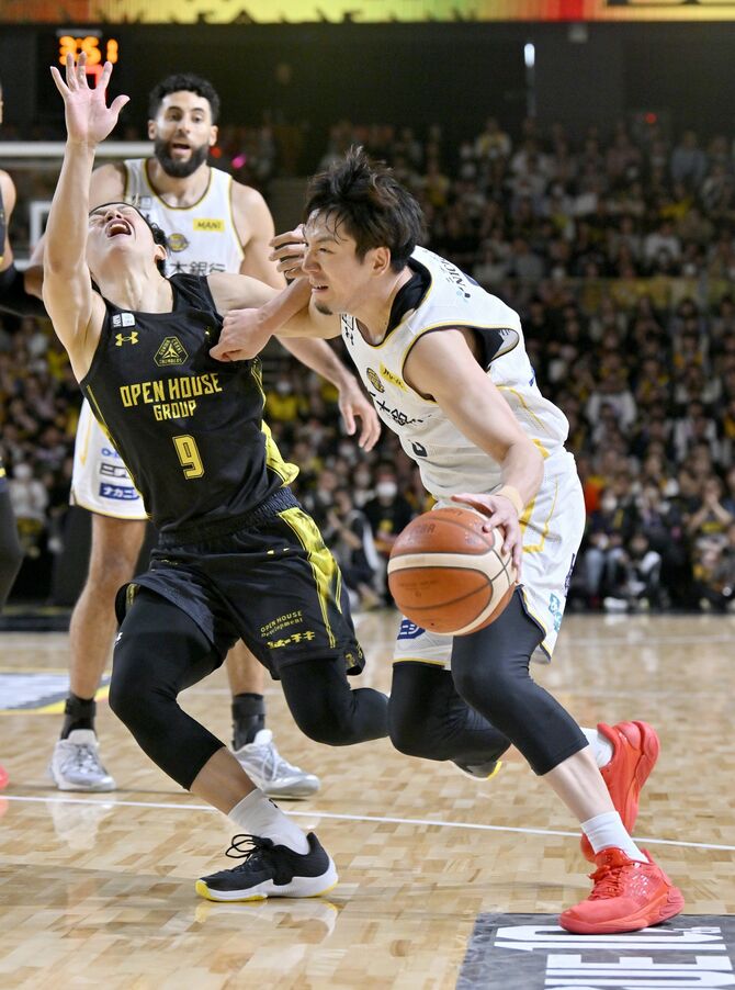 第３クオーター６分、ブレックスの比江島がドリブルでゴール下に切り込む＝オープンハウスアリーナ太田、広瀬華撮影