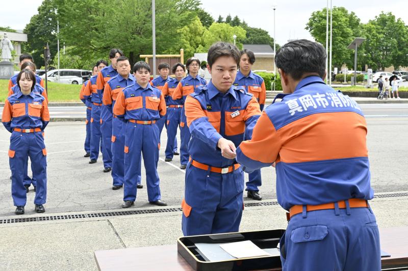 地域防災力向上誓う 真岡市消防団 新団員に辞令交付｜朝刊・夕刊ニュース｜下野新聞デジタルのサムネイル