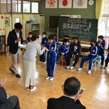 先生に「いつもありがとう」　児童たち、照れながら思い伝える　清滝小で感…