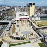 「新玄関」行き交う車両　真新しい建物の中をＬＲＴが走る街