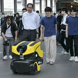 LRTに乗ってトコトコ…任務完了！　人をセンサー感知し“戸惑い”も　宇大のロボット実験ルポ
