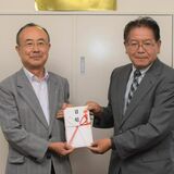 コンビニ経営の石塚さん、日光の全小学校に計220万円寄付