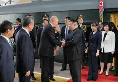 金正恩氏、外遊に娘を初めて同行