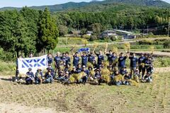 NOK、「水田オーナー制度」に協賛し 熊本事業場社員ら50人が「地下水を育む水田」の稲刈りに参加