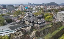震源域周辺、発生２～３倍