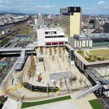 「新玄関」行き交う車両　真新しい建物の中をＬＲＴが走る街