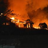 那珂川で建物火災　民家２棟燃える【動画】