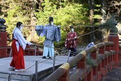 【夕刊】恒例のすす払い、朱色の神橋きれいに