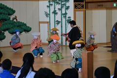 生徒と教員が狂言師と共演