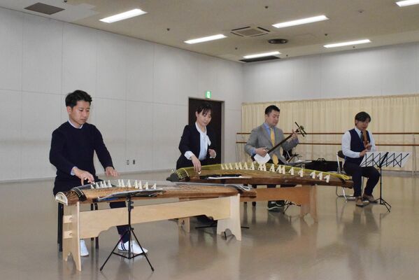 公演に向け稽古をする邦楽ゾリスデンのメンバー＝宇都宮市文化会館