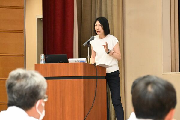 新任校長に講話する高瀬さん=30日午前、県総合教育センター