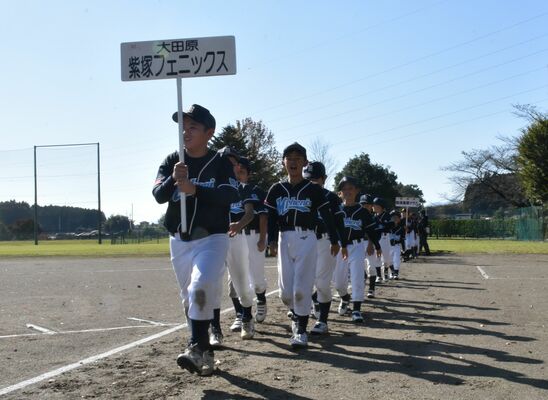 記念大会の開会式で入場行進を行う選手たち