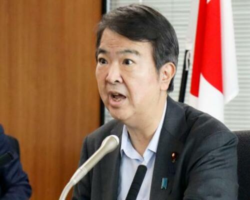 記者会見する石原環境相=3日午前、環境省